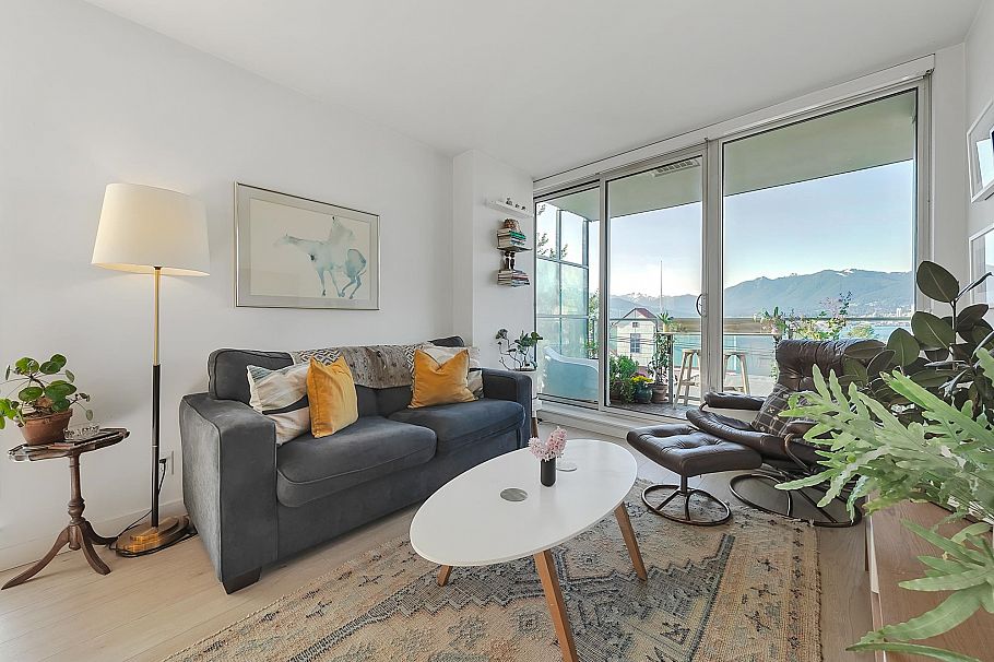 302 933 E Hastings Street Vancouver, BC - 5