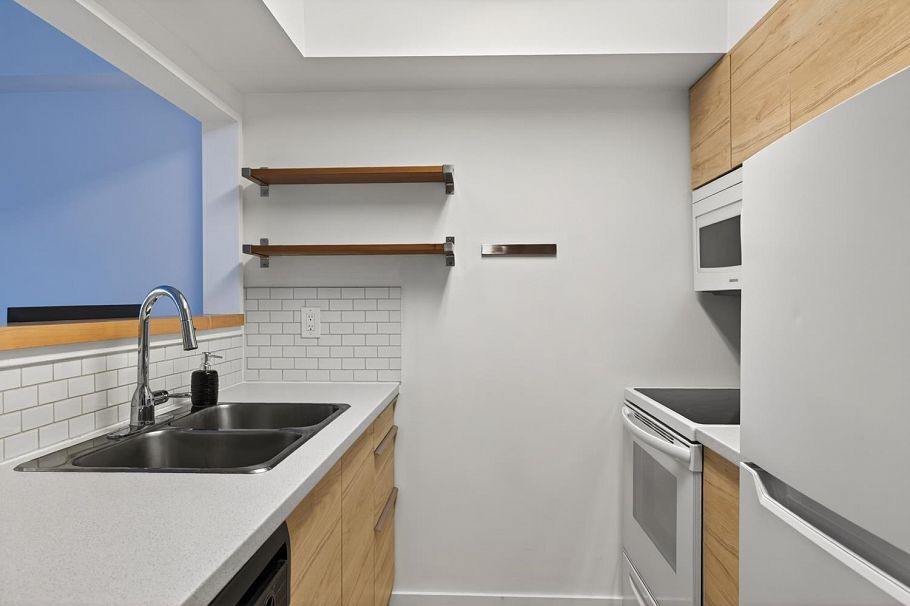 310 1099 E Broadway Vancouver, BC - 4