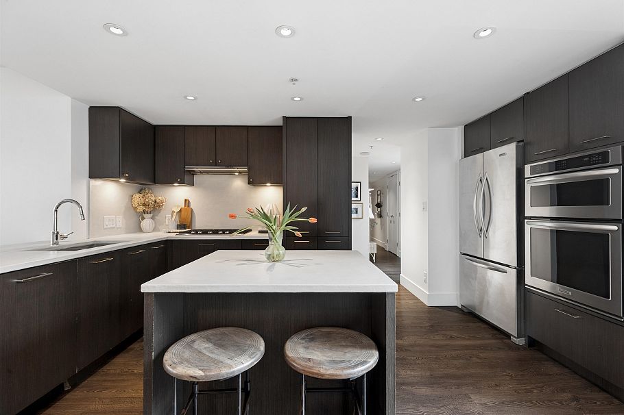 303 150 W 15th Street North Vancouver, BC - 1