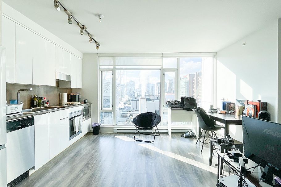 905 161 W Georgia Street Vancouver, BC - 4