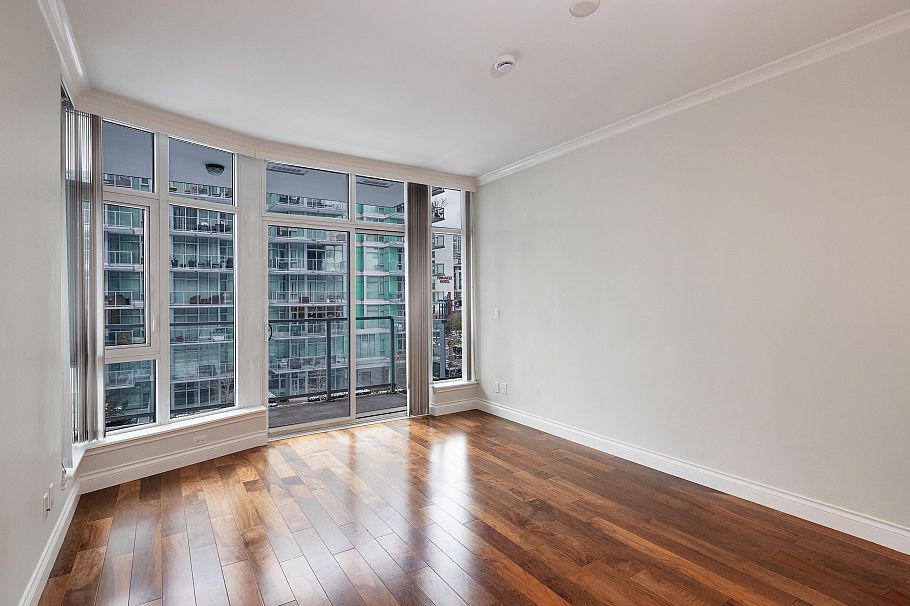 305 185 Victory Ship Way North Vancouver, BC - 6