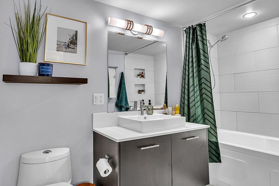 405 935 W 16th Street North Vancouver, BC - 18