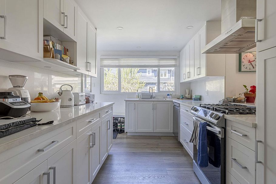 2325 W 8th Avenue Vancouver, BC - 14