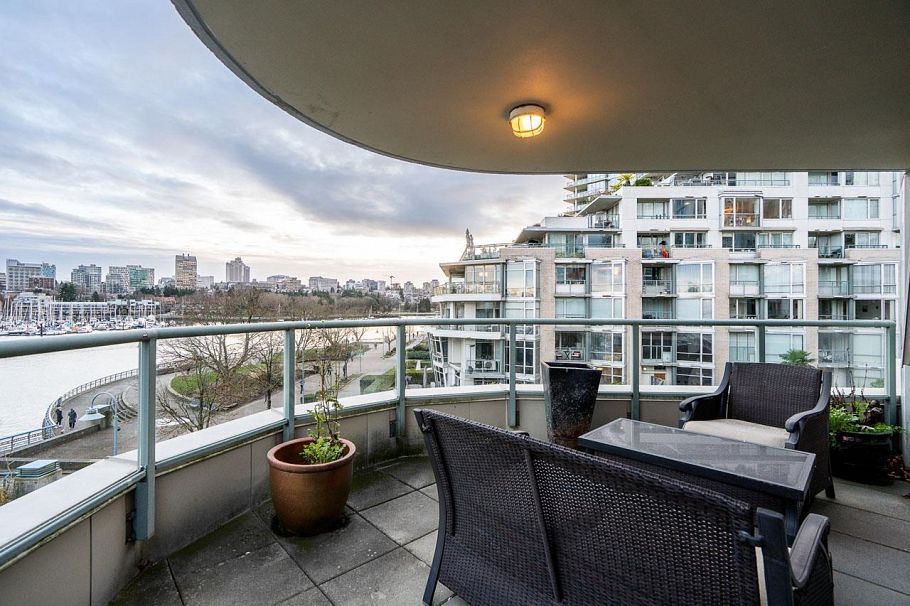 122 1228 Marinaside Crescent Vancouver, BC - 24