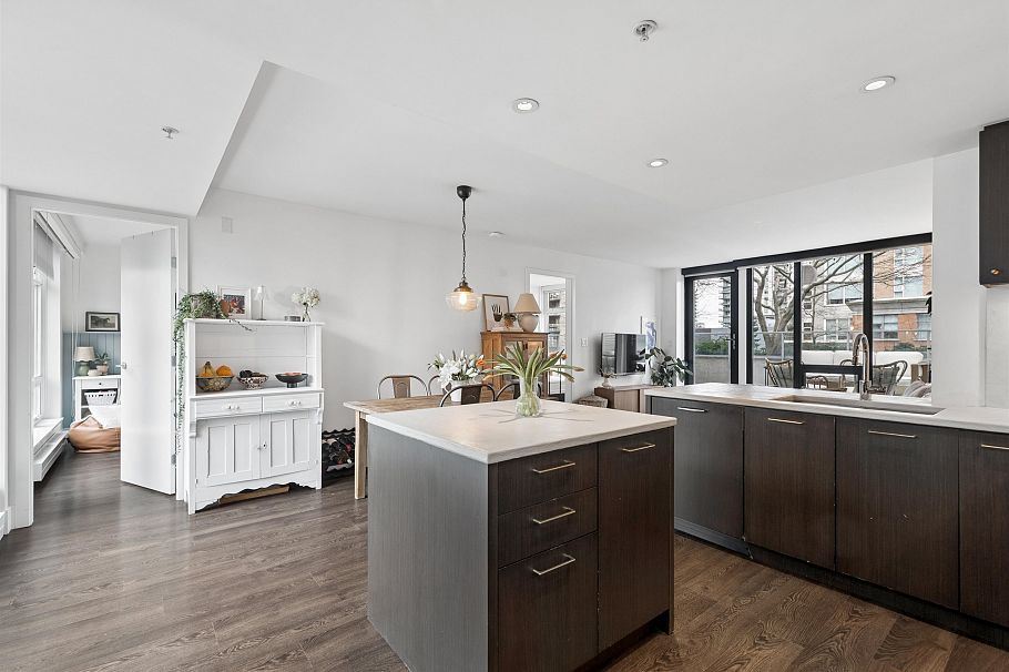 303 150 W 15th Street North Vancouver, BC - 6