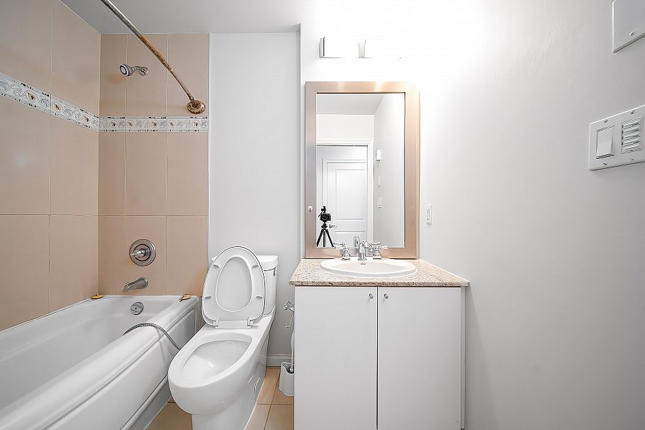 303 1211 Melville Street Vancouver, BC - 17