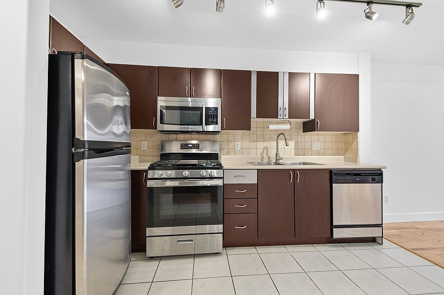 201 2741 E Hastings Street Vancouver, BC - 3