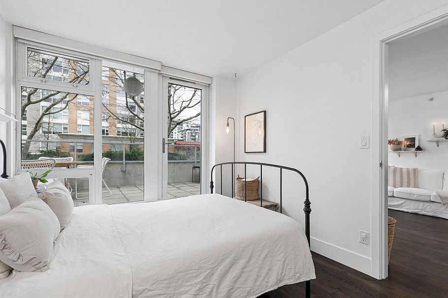 303 150 W 15th Street North Vancouver, BC - 21