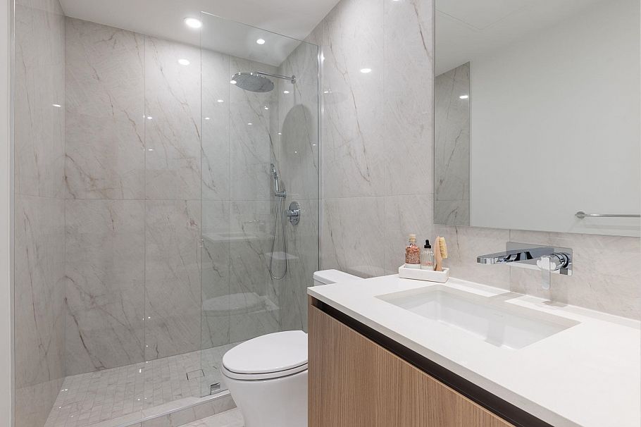 TH1 135 E 13 Street North Vancouver, BC - 18