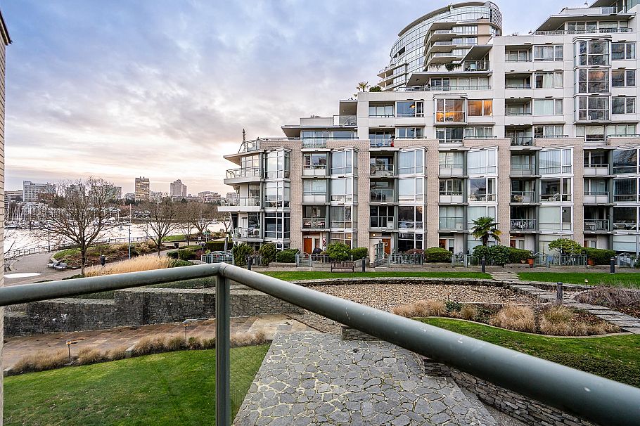 122 1228 Marinaside Crescent Vancouver, BC - 27