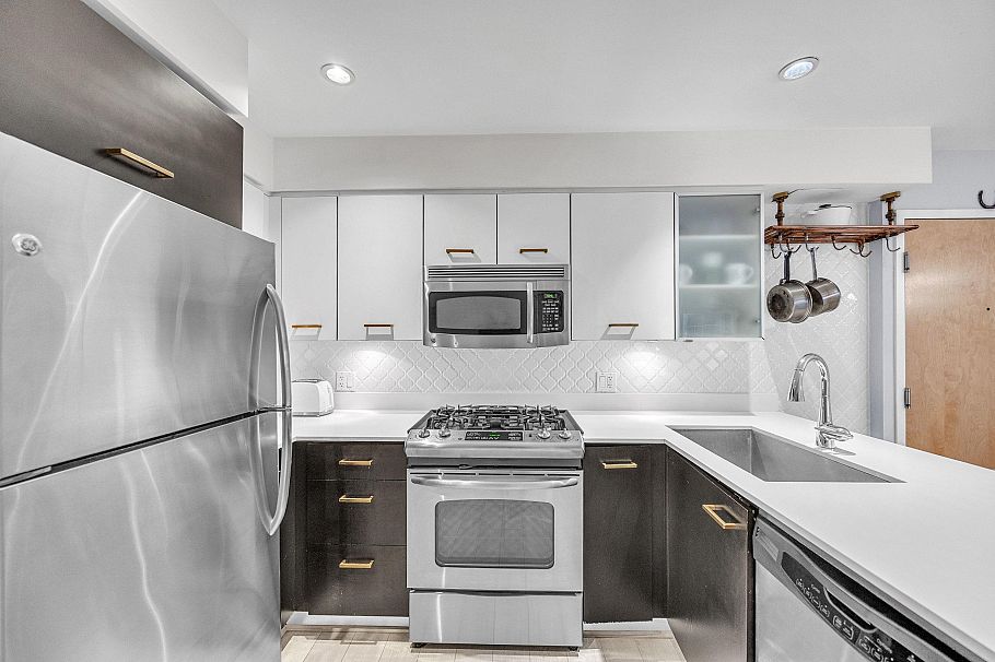 405 935 W 16th Street North Vancouver, BC - 12