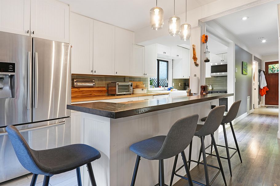 4990 Capilano Road North Vancouver, BC - 5