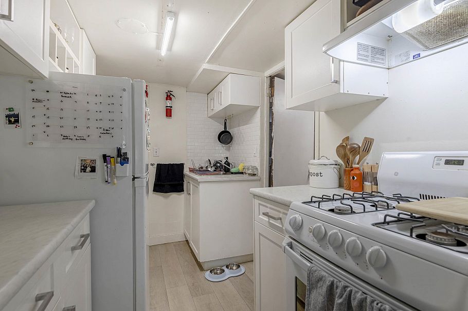 2325 W 8th Avenue Vancouver, BC - 23