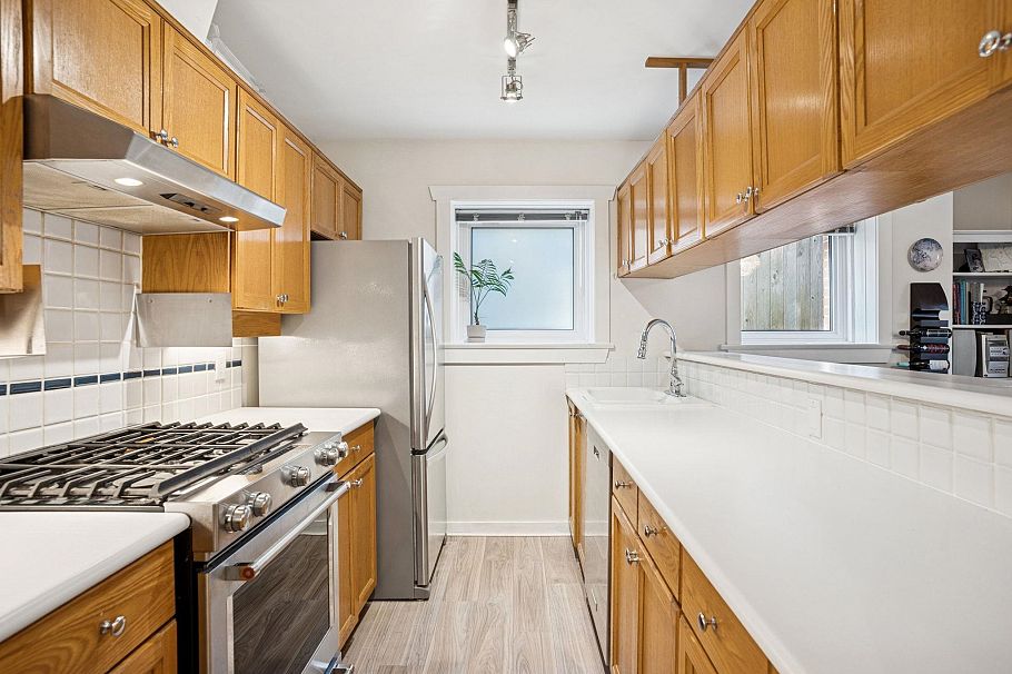 327 W 15th Avenue Vancouver, BC - 12