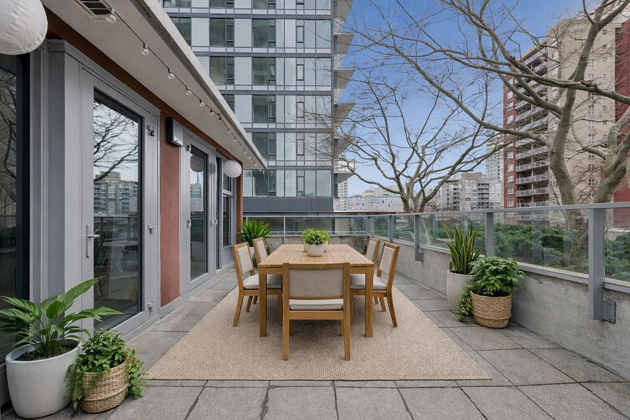 303 150 W 15th Street North Vancouver, BC - 28