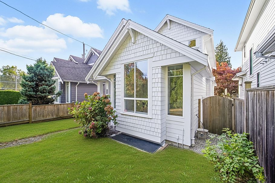 2411 George Street North Vancouver, BC - 2