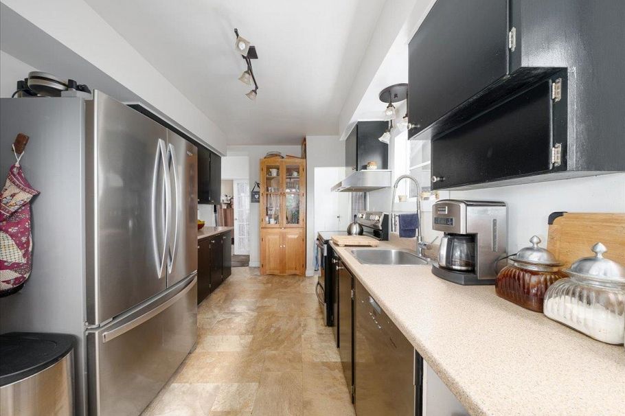 322 E 25th Street North Vancouver, BC - 8