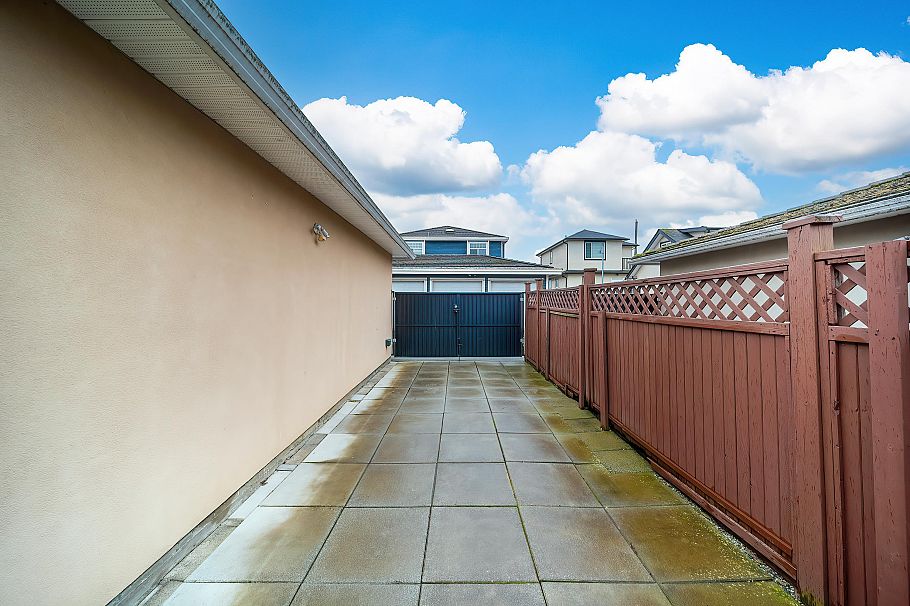 3320 E 43rd Avenue Vancouver, BC - 23