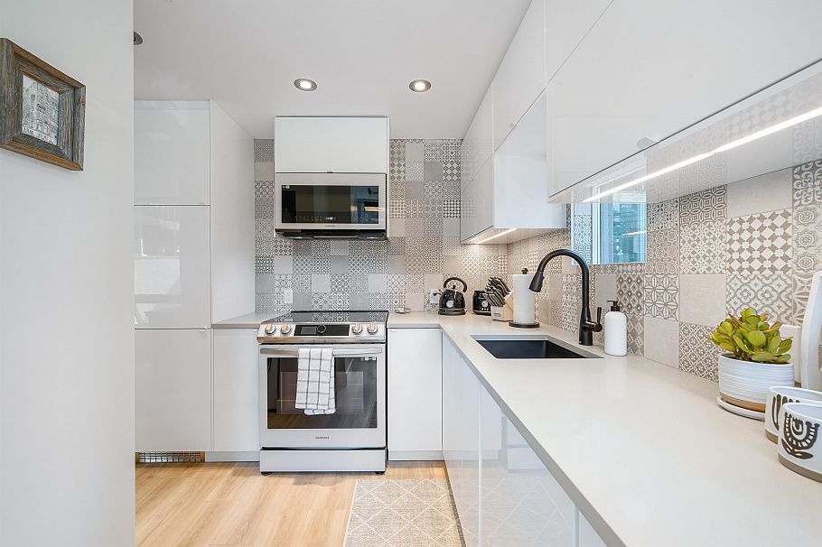 707 1166 Melville Street Vancouver, BC - 3