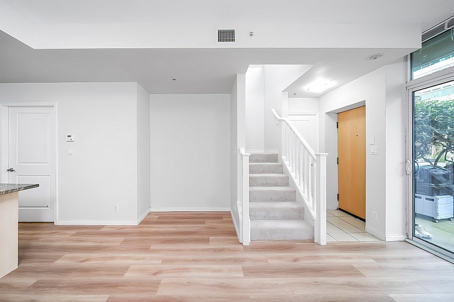 303 1211 Melville Street Vancouver, BC - 5