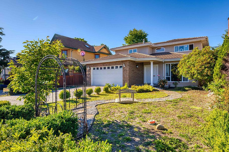 826 E 13th Street North Vancouver, BC - 36