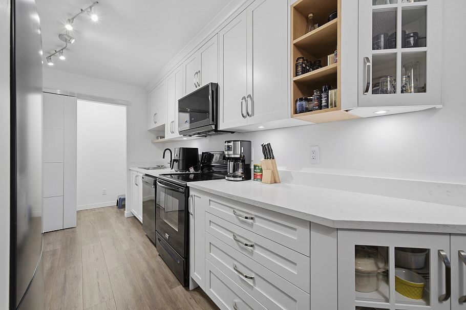 212 2620 Fromme Road North Vancouver, BC - 1