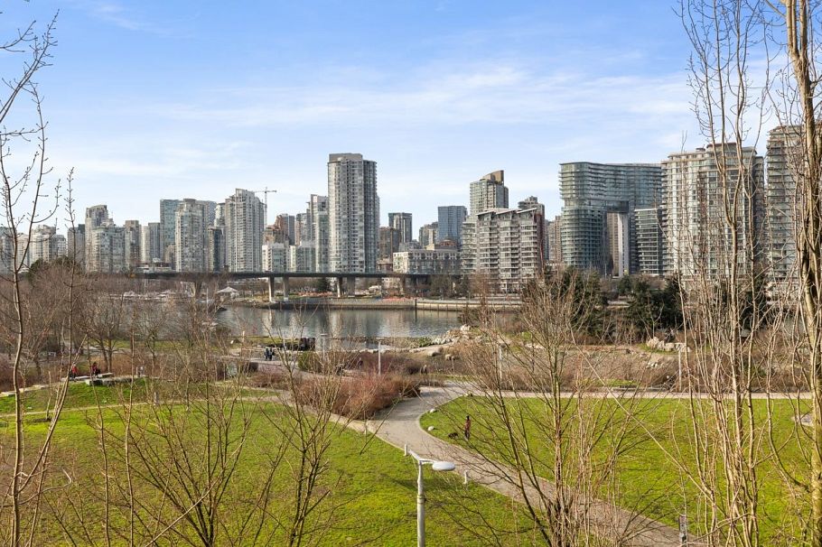 406 1616 Columbia Street Vancouver, BC - 3