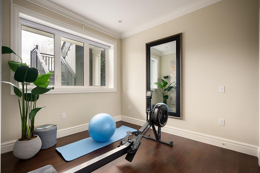 3955 W Broadway Vancouver, BC - 27