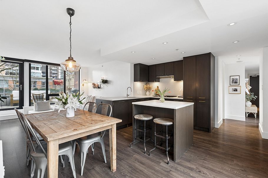 303 150 W 15th Street North Vancouver, BC - 3