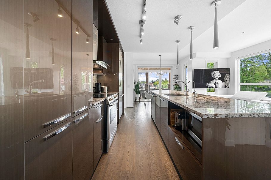 218 733 W 14th Street North Vancouver, BC - 9