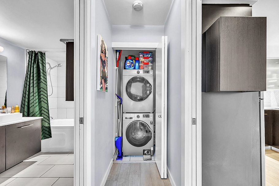 405 935 W 16th Street North Vancouver, BC - 19