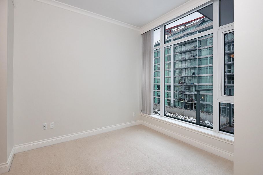 305 185 Victory Ship Way North Vancouver, BC - 16