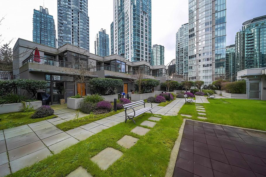 303 1211 Melville Street Vancouver, BC - 26