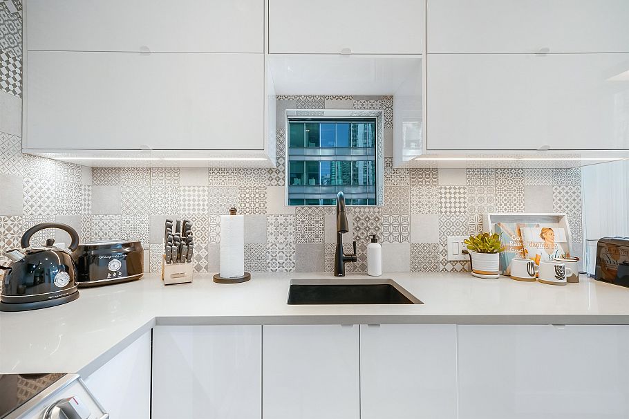 707 1166 Melville Street Vancouver, BC - 1