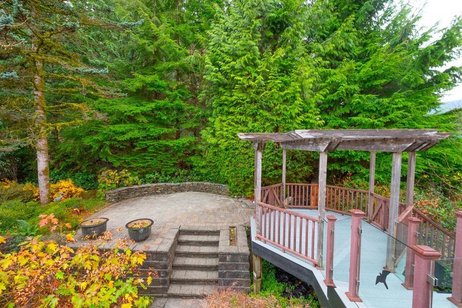 1605 Lockehaven Road North Vancouver, BC - 32