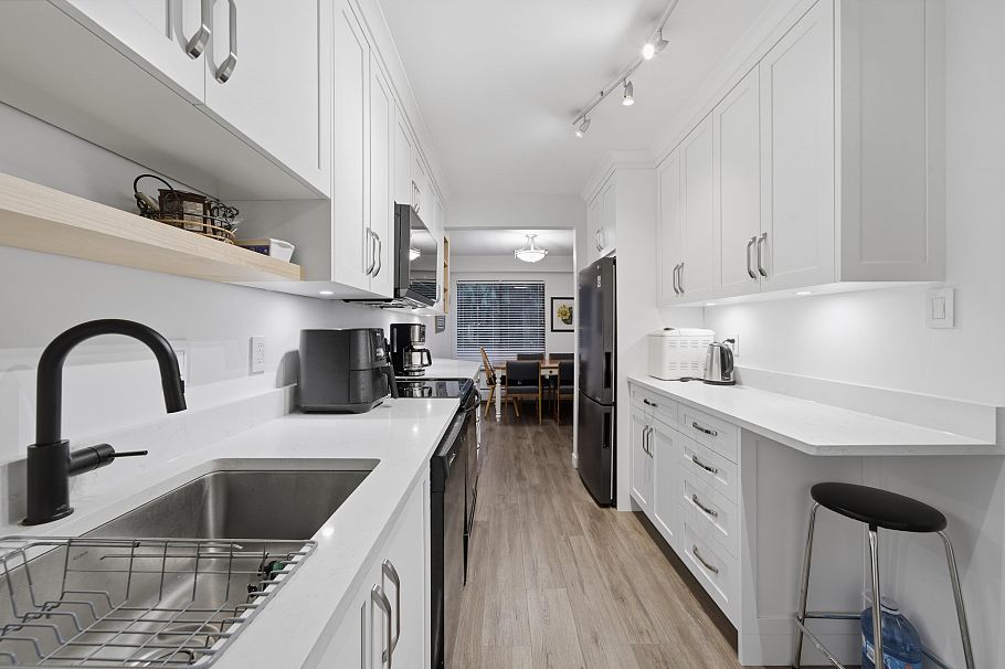 212 2620 Fromme Road North Vancouver, BC - 3