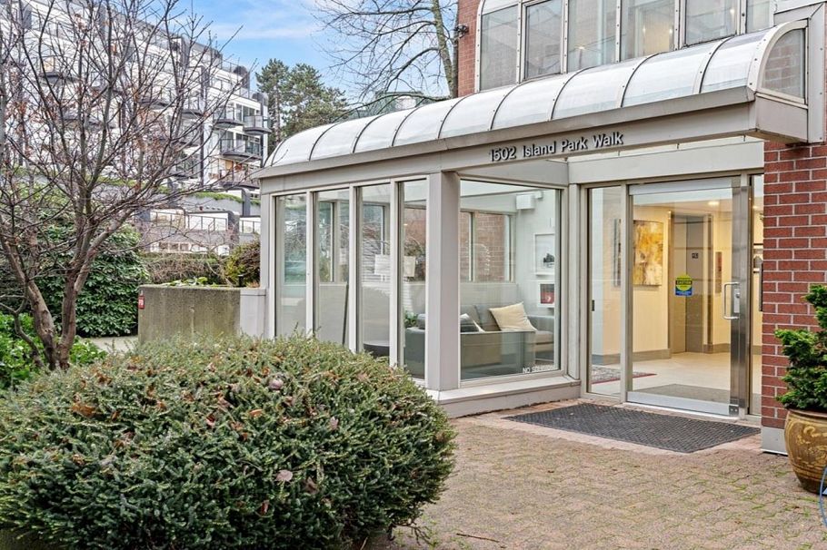 105 1502 Island Park Walk Vancouver, BC - 3