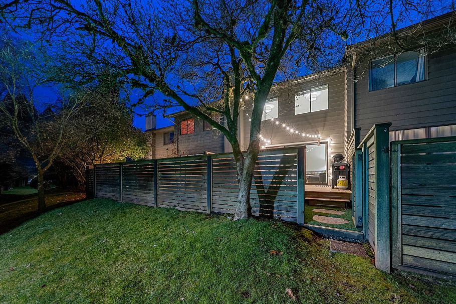 34 1910 Cedar Village Crescent North Vancouver, BC - 32