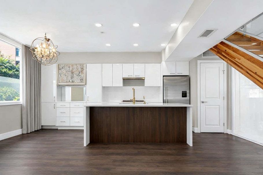 6395 Cambie Street Vancouver, BC - 1