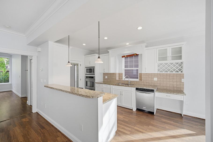 2411 George Street North Vancouver, BC - 12