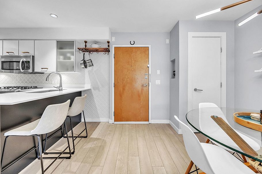 405 935 W 16th Street North Vancouver, BC - 10