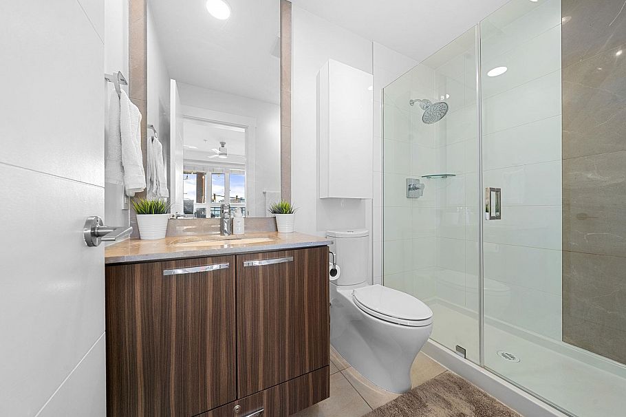 218 733 W 14th Street North Vancouver, BC - 18