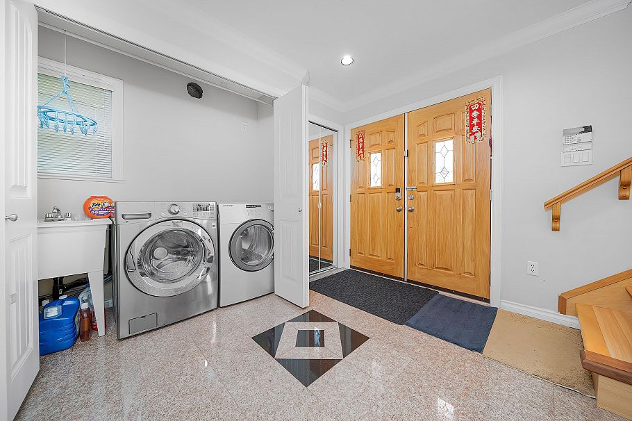 3320 E 43rd Avenue Vancouver, BC - 2