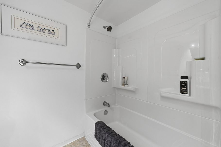 212 2620 Fromme Road North Vancouver, BC - 7