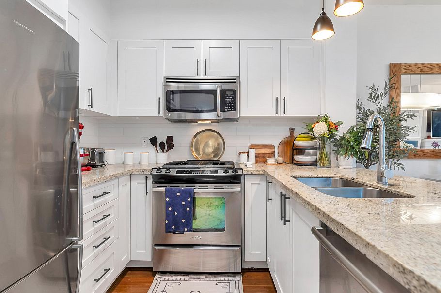 310 1111 E 27th Street North Vancouver, BC - 3