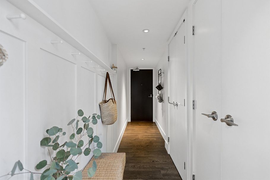 303 150 W 15th Street North Vancouver, BC - 25