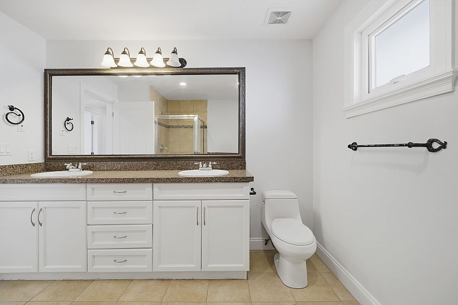 2411 George Street North Vancouver, BC - 21