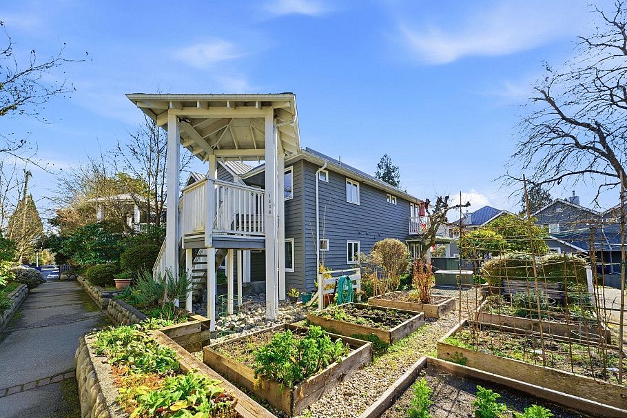 203 1538 Bowser Avenue North Vancouver, BC - 23