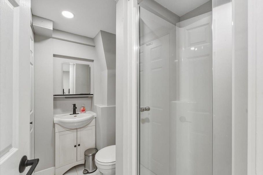 318 E Keith Road North Vancouver, BC - 31