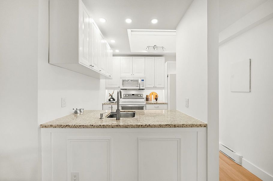 409 2250 W 3rd Avenue West Vancouver, BC - 11